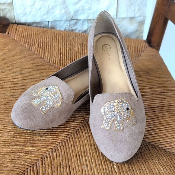 C'est 1946 Taupe Gray Suede Flats Sz 8, Rhinestone Elephant Accents, Like New - Picture 3 of 8